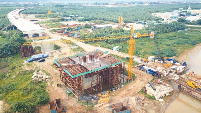 Toàn cảnh công trường xây dựng cầu vượt sông gần 2.000 tỷ đồng ở Bắc Ninh ảnh 2