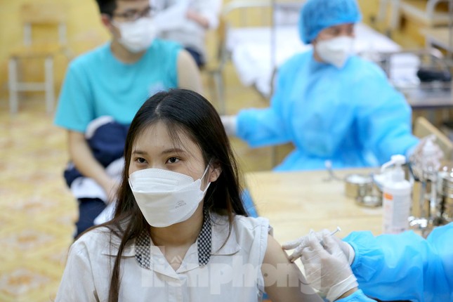 Hình ảnh học sinh THPT ở Hà Nội tiêm vắc xin ngừa COVID-19 ảnh 8