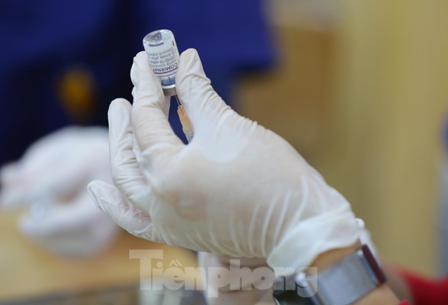 Hình ảnh học sinh THPT ở Hà Nội tiêm vắc xin ngừa COVID-19 ảnh 7