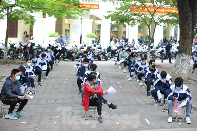 Hình ảnh học sinh THPT ở Hà Nội tiêm vắc xin ngừa COVID-19 ảnh 1