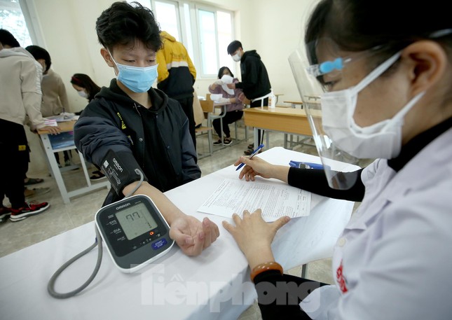 Hình ảnh học sinh THPT ở Hà Nội tiêm vắc xin ngừa COVID-19 ảnh 3