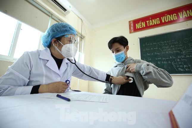 Hình ảnh học sinh THPT ở Hà Nội tiêm vắc xin ngừa COVID-19 ảnh 2