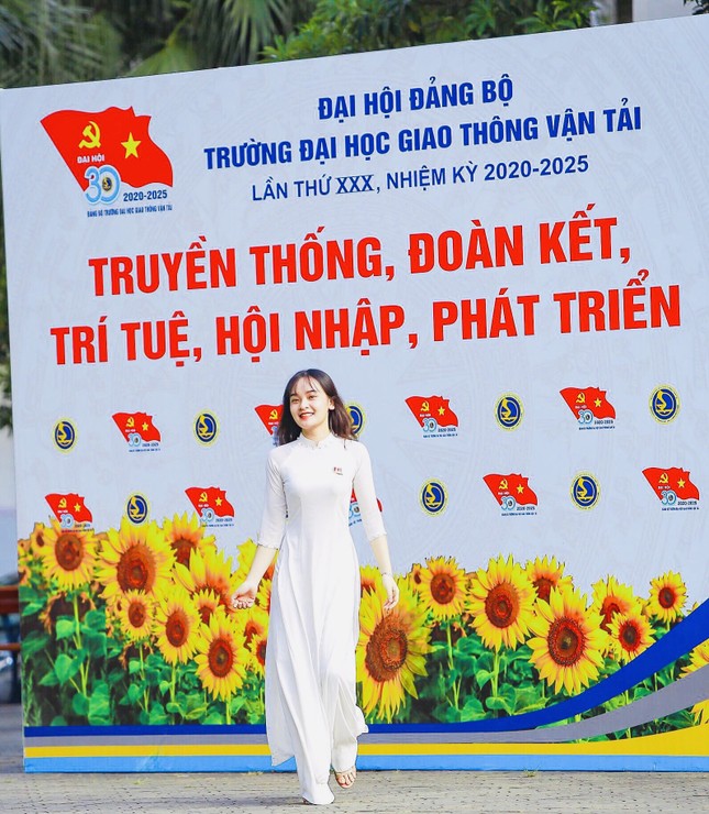 Nữ sinh là Đảng viên trẻ xuất sắc tiêu biểu của trường Giao thông ảnh 1