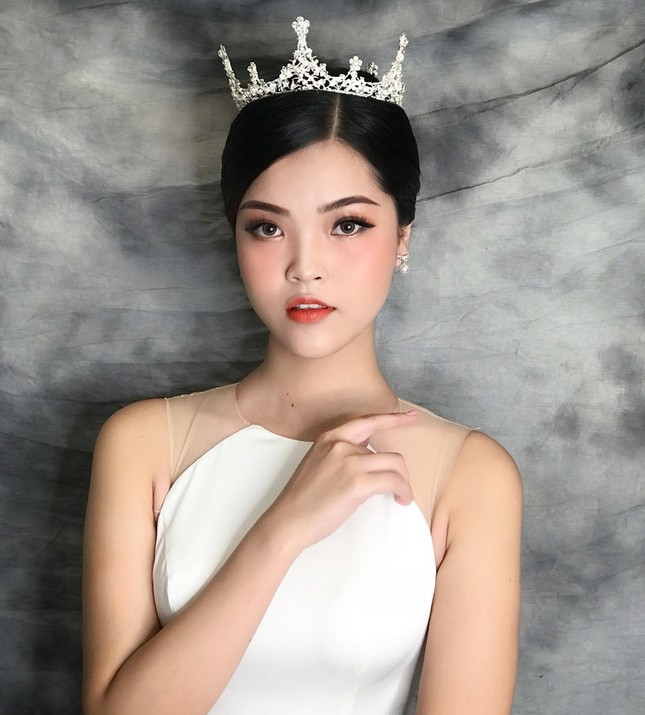 Ước mơ trở thành người mẫu của một cô gái có chiều cao vượt trội từ nhỏ ảnh 1