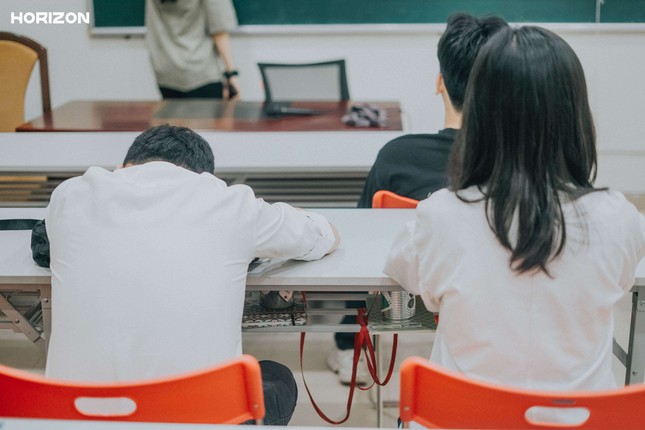 Bộ ảnh “Lên Đại học còn thân nhau không?” - Góc nhìn của sinh viên trường Báo về tình bạn ảnh 3