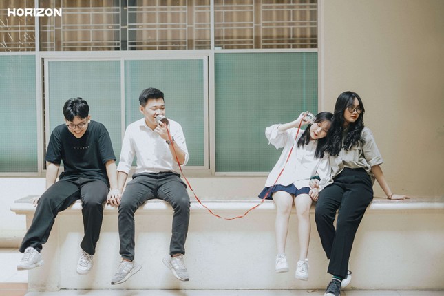 Bộ ảnh “Lên Đại học còn thân nhau không?” - Góc nhìn của sinh viên trường Báo về tình bạn ảnh 9