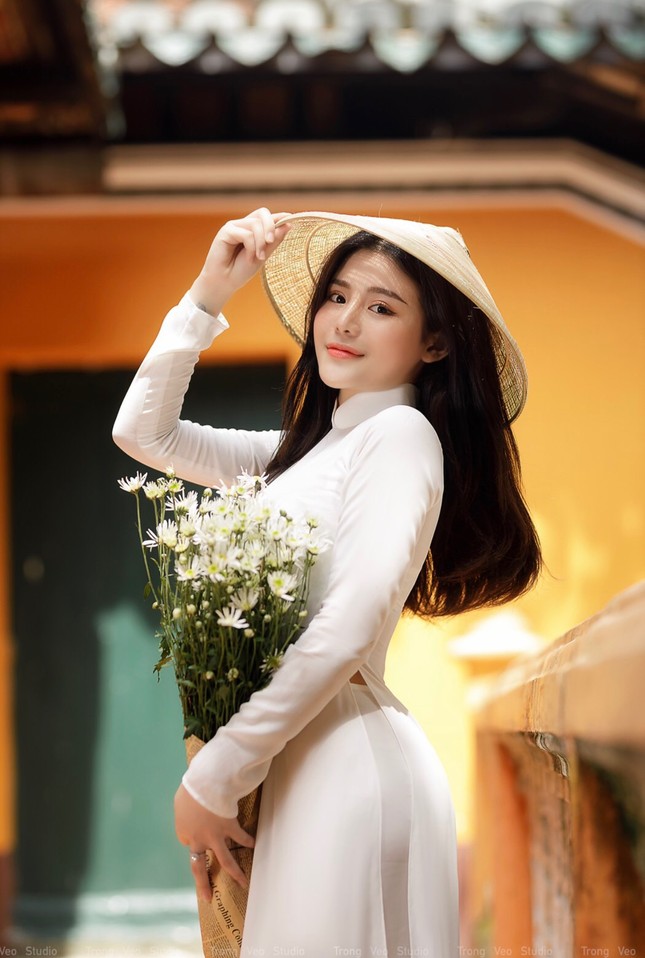 Thiếu nữ 2K3 đẹp dịu dàng trong tà áo dài trắng ảnh 2