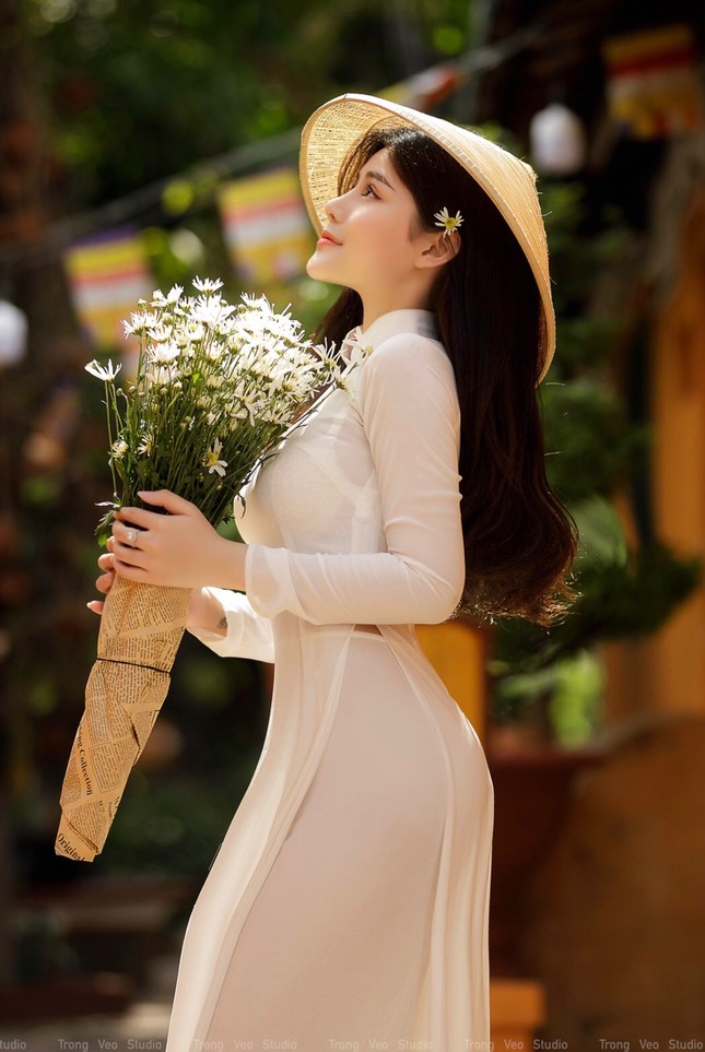 Thiếu nữ 2K3 đẹp dịu dàng trong tà áo dài trắng ảnh 4