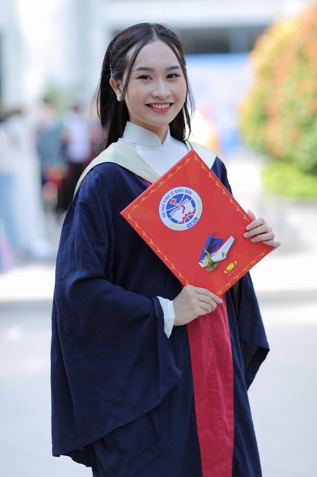 Diện áo dài trắng tinh khôi, Á khôi Phan Thanh Thảo hút hồn mọi ánh nhìn ngày kỷ yếu ảnh 7