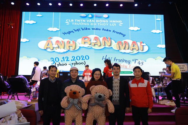 Hàng nghìn người tham gia hiến máu trong Ngày hội “Ánh Ban Mai” ảnh 6