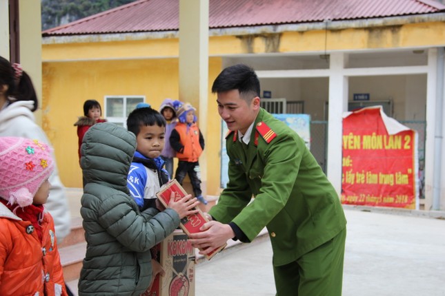 Ấm áp chương trình “Đông ấm xứ Lạng, quà Tết cho em“ ảnh 6