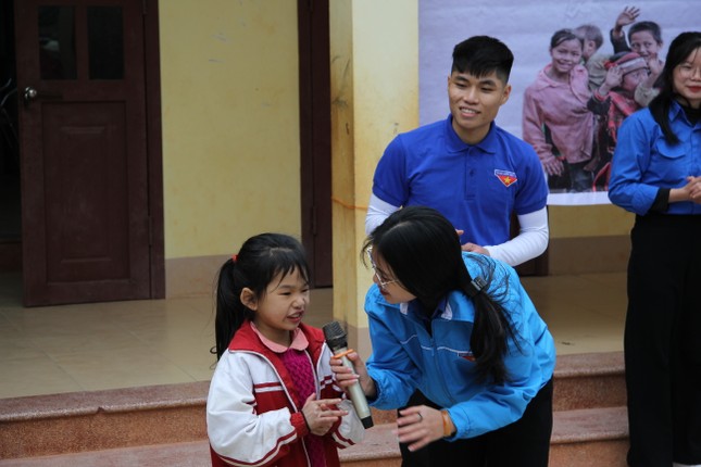 Ấm áp chương trình “Đông ấm xứ Lạng, quà Tết cho em“ ảnh 12