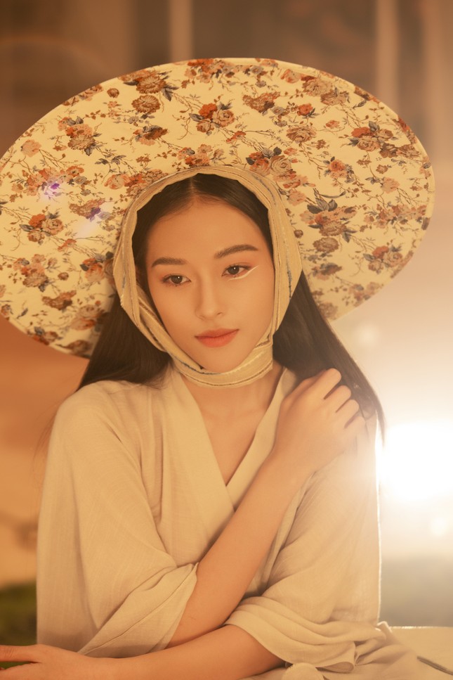 Nữ chính trong MV mới của Erik được netizen săn lùng bởi gương mặt đẹp tựa hoa đán ảnh 1