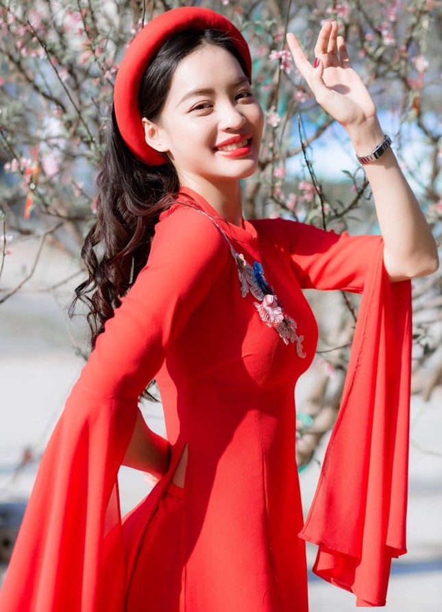 Nữ sinh điện ảnh xinh đẹp bên tà áo dài cách tân ngày Tết ảnh 2