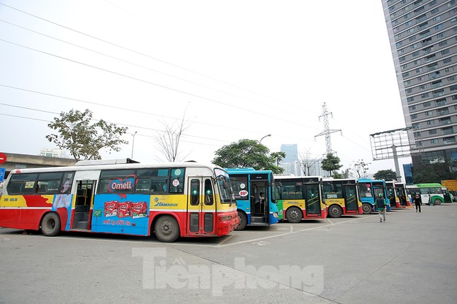 Xe buýt Hà Nội liên tục khử khuẩn và lắp đặt dung dịch sát khuẩn ảnh 8
