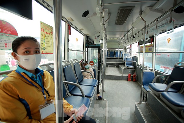 Xe buýt Hà Nội liên tục khử khuẩn và lắp đặt dung dịch sát khuẩn ảnh 9