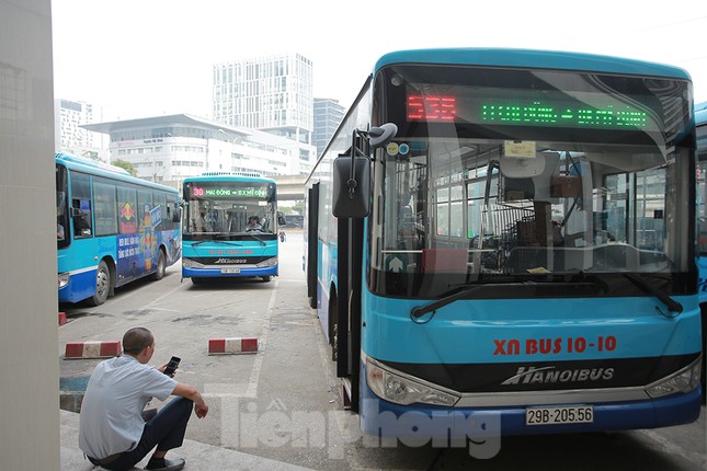 Xe buýt Hà Nội liên tục khử khuẩn và lắp đặt dung dịch sát khuẩn ảnh 1