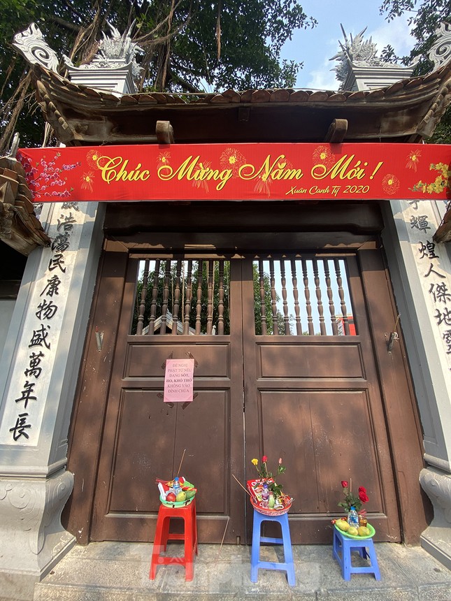 Đền, chùa Hà Nội vắng vẻ ngày đầu tháng ảnh 1