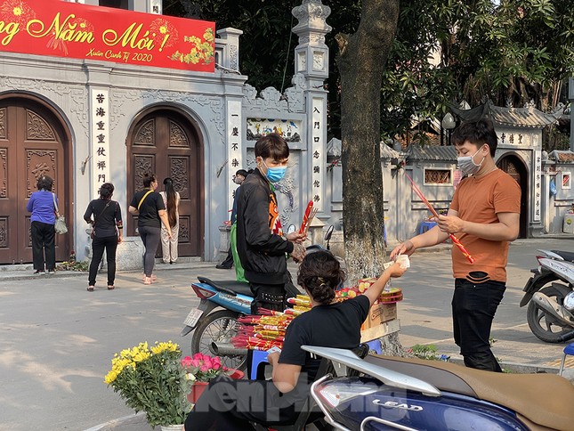 Đền, chùa Hà Nội vắng vẻ ngày đầu tháng ảnh 3