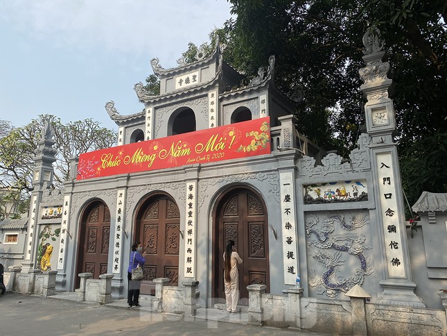 Đền, chùa Hà Nội vắng vẻ ngày đầu tháng ảnh 4