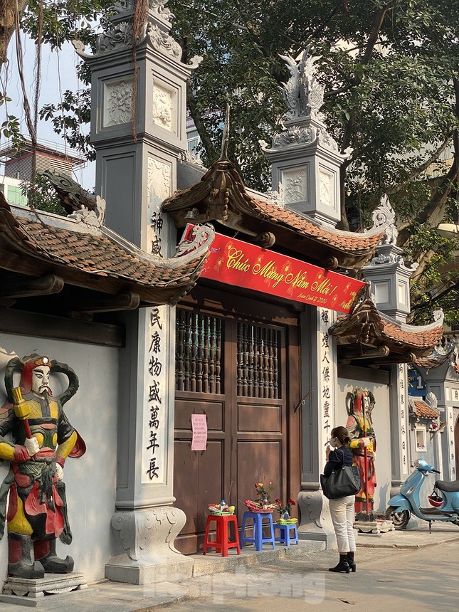 Đền, chùa Hà Nội vắng vẻ ngày đầu tháng ảnh 9