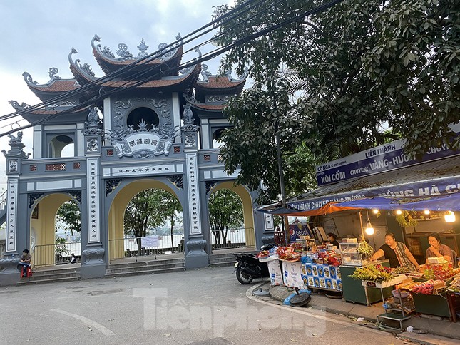 Đền, chùa Hà Nội vắng vẻ ngày đầu tháng ảnh 13