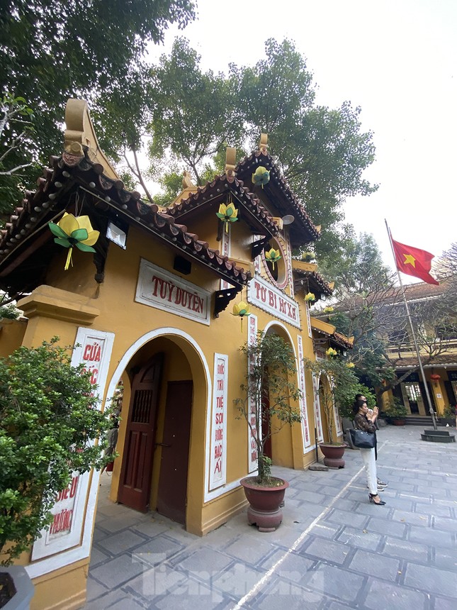 Đền, chùa Hà Nội vắng vẻ ngày đầu tháng ảnh 5
