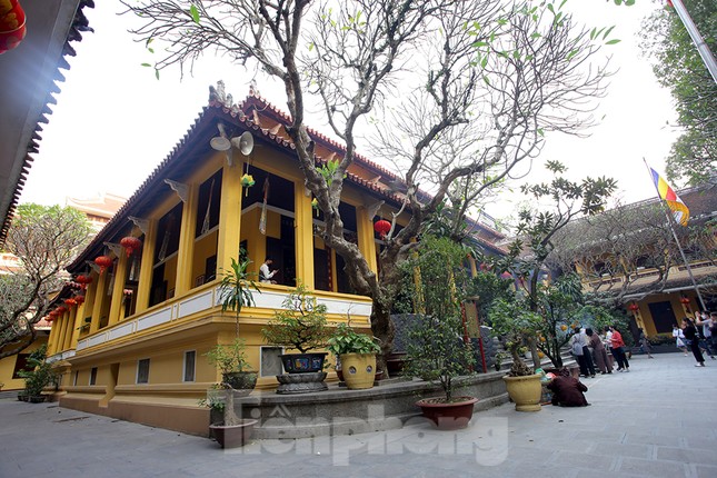 Đền, chùa Hà Nội vắng vẻ ngày đầu tháng ảnh 8