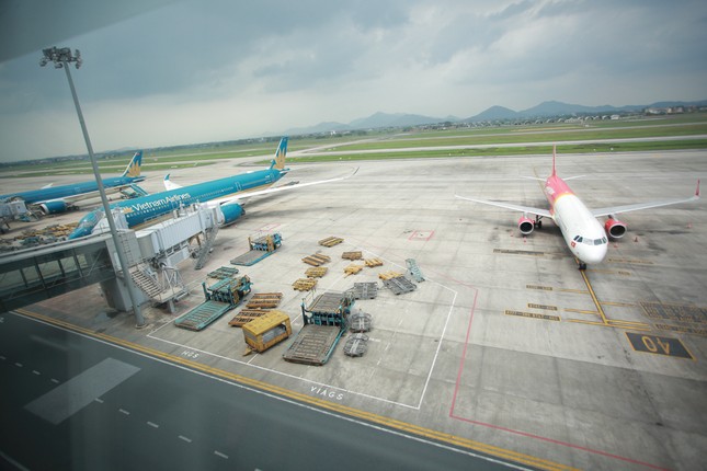 Máy bay đỗ đầy cảng, nhà ga Nội Bài 'vắng như chùa bà đanh' ảnh 3