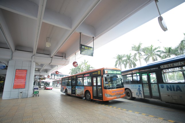 Máy bay đỗ đầy cảng, nhà ga Nội Bài 'vắng như chùa bà đanh' ảnh 4