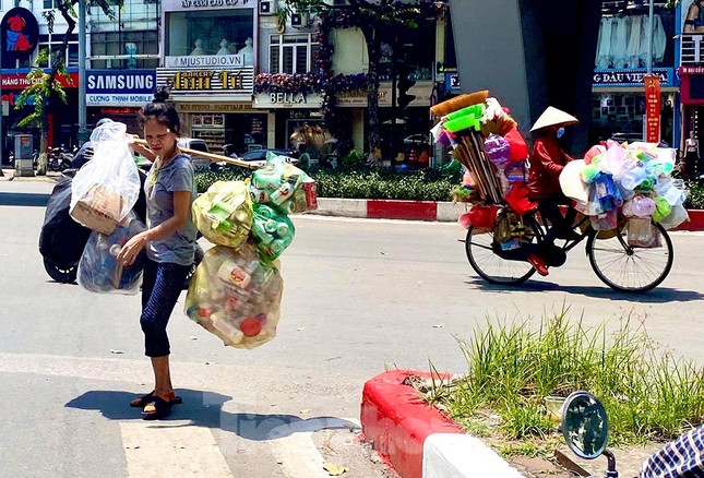 Người lao động nhọc nhằn mưu sinh dưới nắng nóng đầu hè ảnh 6