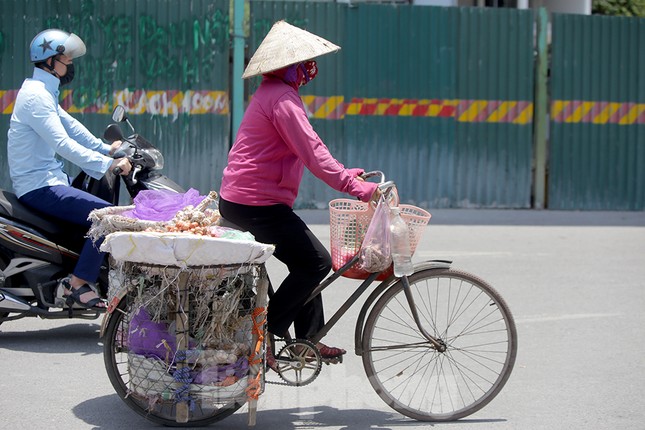 Người lao động nhọc nhằn mưu sinh dưới nắng nóng đầu hè ảnh 2