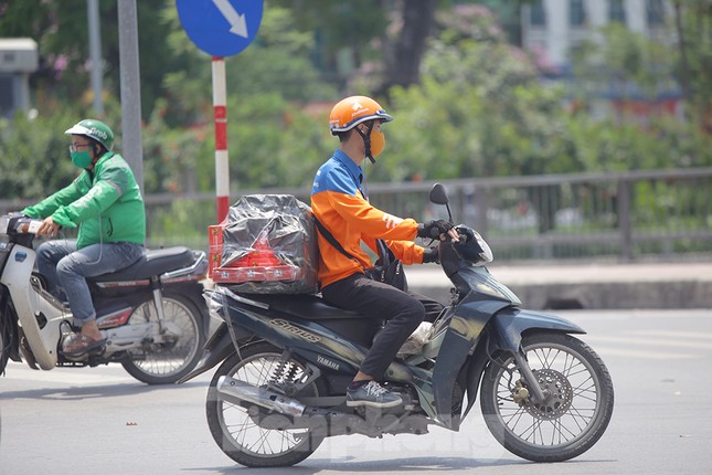 Người lao động nhọc nhằn mưu sinh dưới nắng nóng đầu hè ảnh 3