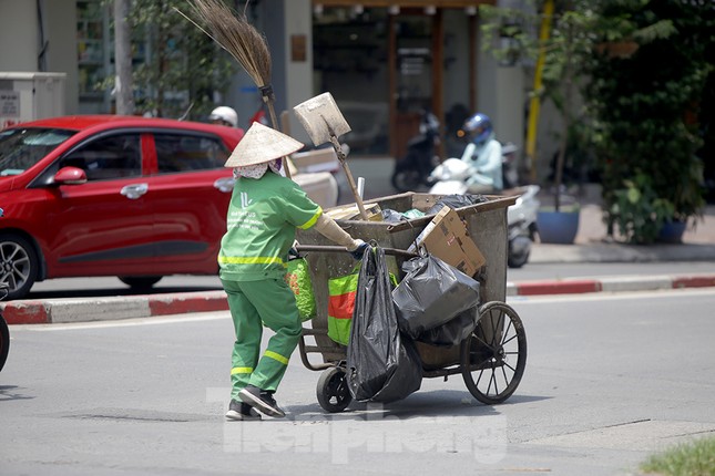Người lao động nhọc nhằn mưu sinh dưới nắng nóng đầu hè ảnh 4