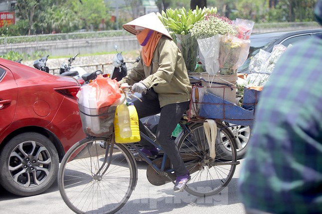 Người lao động nhọc nhằn mưu sinh dưới nắng nóng đầu hè ảnh 5