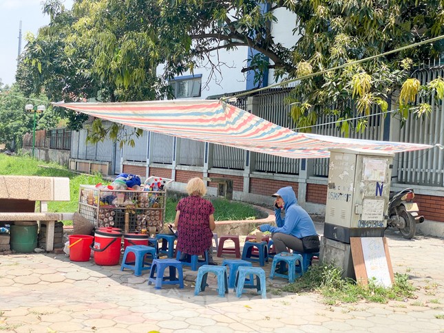 Người lao động nhọc nhằn mưu sinh dưới nắng nóng đầu hè ảnh 10
