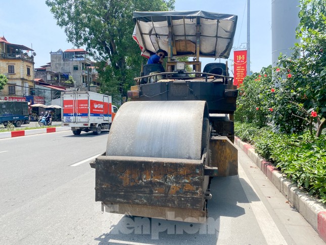 Người lao động nhọc nhằn mưu sinh dưới nắng nóng đầu hè ảnh 7