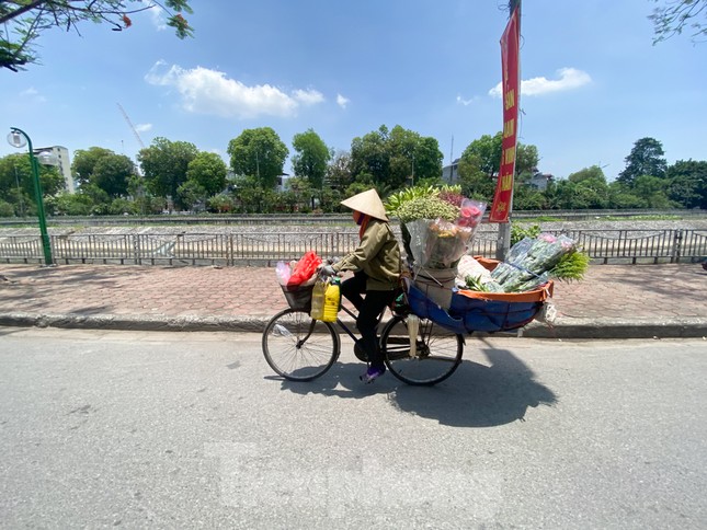 Người lao động nhọc nhằn mưu sinh dưới nắng nóng đầu hè ảnh 12