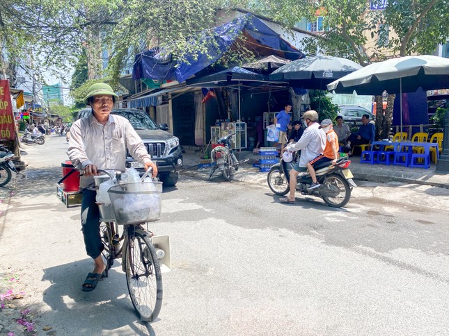 Người lao động nhọc nhằn mưu sinh dưới nắng nóng đầu hè ảnh 8