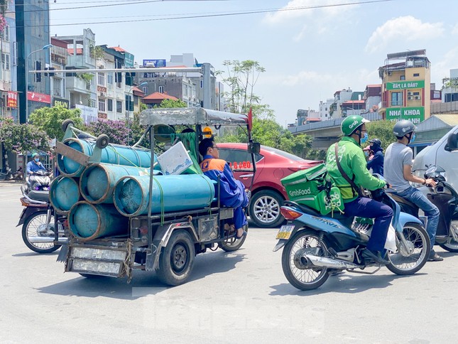 Người lao động nhọc nhằn mưu sinh dưới nắng nóng đầu hè ảnh 14