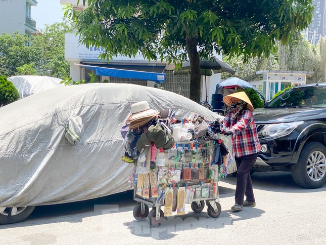 Người lao động nhọc nhằn mưu sinh dưới nắng nóng đầu hè ảnh 9