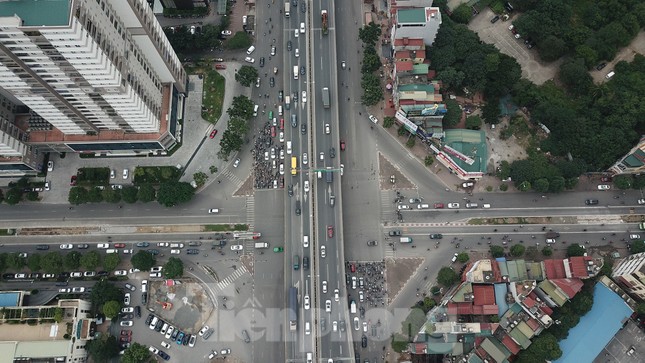 Rào chắn thi công hầm chui Lê Văn Lương tại nút giao 10 làn xe ảnh 2