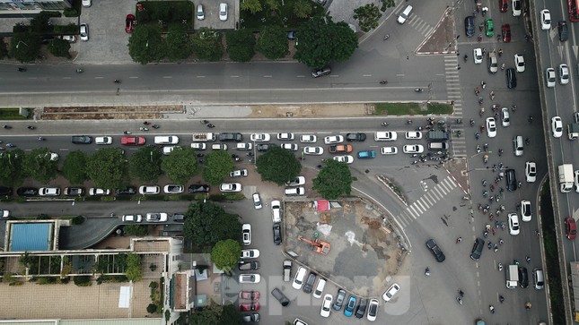 Rào chắn thi công hầm chui Lê Văn Lương tại nút giao 10 làn xe ảnh 3