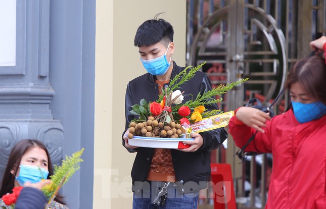 Xếp hàng chờ viết sớ ở Phủ Tây Hồ ảnh 3
