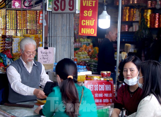 Xếp hàng chờ viết sớ ở Phủ Tây Hồ ảnh 4