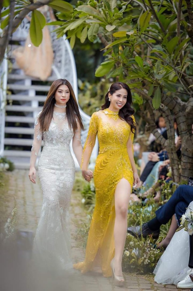 Sau hơn 10 năm xa cách, Lý Hương và con gái đã được nắm tay nhau trên sàn catwalk ảnh 1