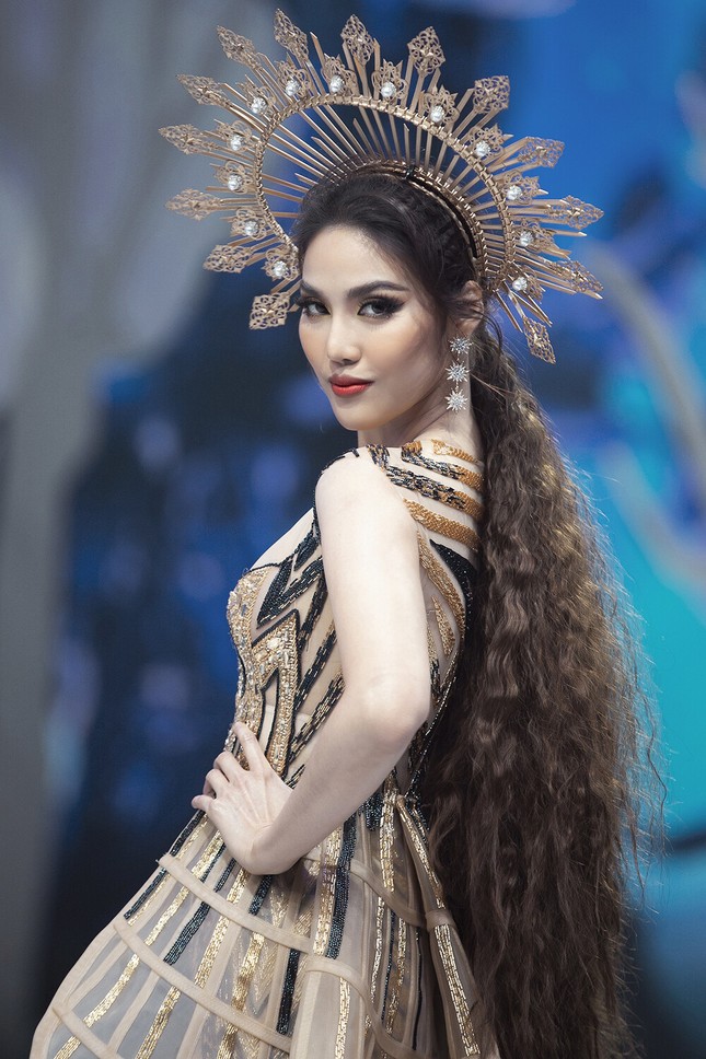 Chiếc váy này có gì đặc biệt mà ba mỹ nhân Lan Khuê, Hoàng Thùy, Thanh Khoa đua nhau mặc? ảnh 1