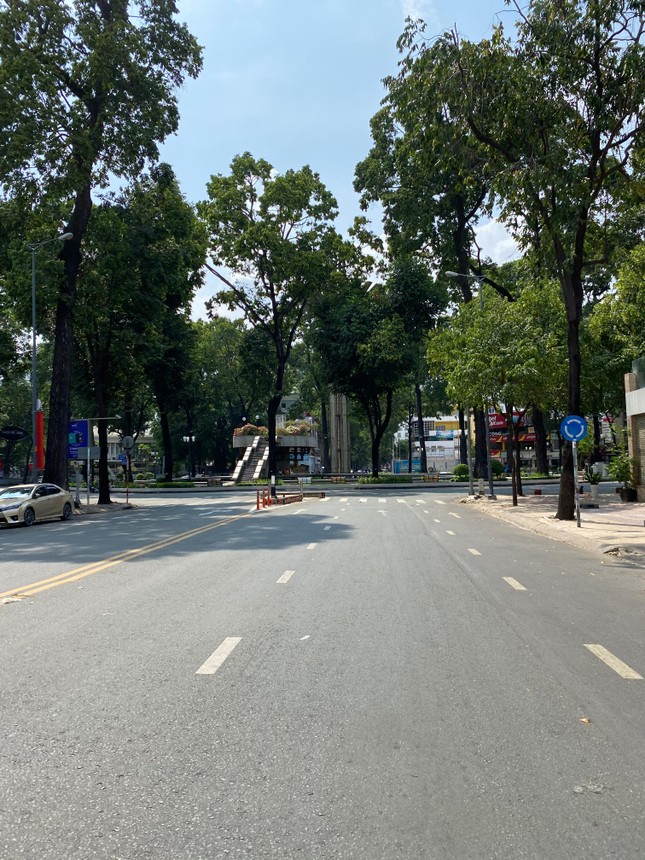 Trung tâm TP.HCM ngày đầu tiên nghỉ lễ: Đường phố thoáng, quán xá ít khách đến bất ngờ ảnh 2