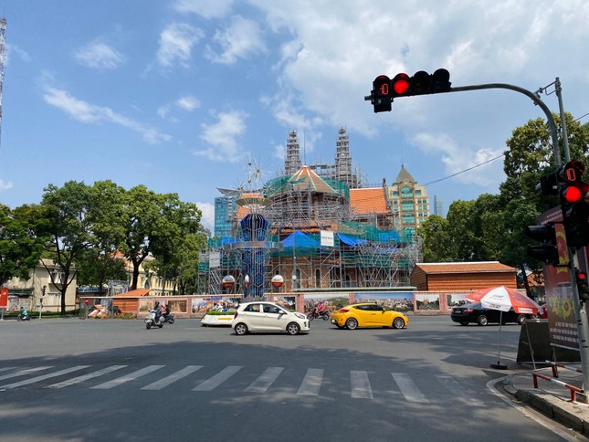 Trung tâm TP.HCM ngày đầu tiên nghỉ lễ: Đường phố thoáng, quán xá ít khách đến bất ngờ ảnh 3