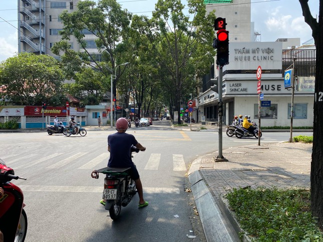 Trung tâm TP.HCM ngày đầu tiên nghỉ lễ: Đường phố thoáng, quán xá ít khách đến bất ngờ ảnh 7